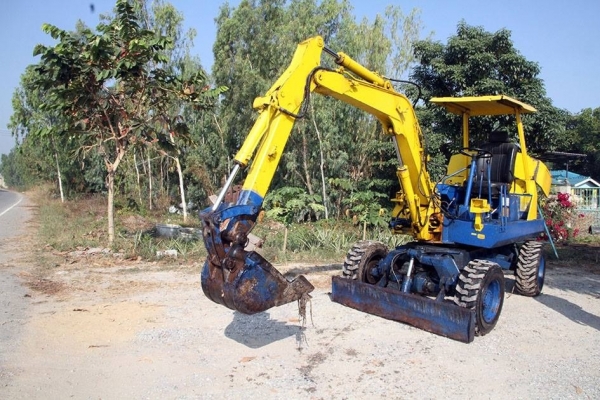 ขายรถแมคโครเล็กล้อยาง 3 แสนบาท