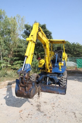 ขายรถแมคโครเล็กล้อยาง 3 แสนบาท