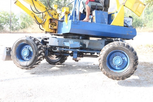 ขายรถแมคโครเล็กล้อยาง 3 แสนบาท