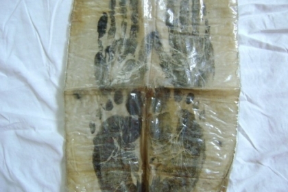 ผ้ายันต์รอยมือ รอยเท้า หลวงปู่เขียว วัดหรงบน