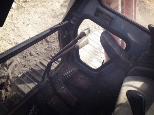 **920,000 บ.ต่อรอง**ขาย แบคโฮ HITACHI EX 200-3 เครื่องเดิมปั๊มเดิม ไฟฟ้าหน้าจอครบ แอร์เย็น บูมอาร์มไม่ปะไม่ดาม ช่วงล่างเต็มดี แน่น ทำงานไม่โหลด พร้อมใช้งาน สีสันดี สวย เอกสารเล่มทะเบียนครบ จัดแน็นท์ได้ ราคาต่อรองได้เด้อ พี่น้องครับ