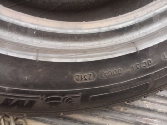 ขายยาง ปี 2012 4 เส้น ครบชุด 215- 70 -15 ส่งได้ครับ