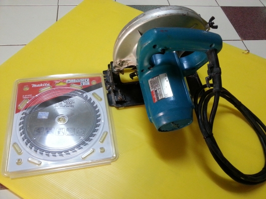 ขายเลื่อยวงเดือนผ่าไม้ขนาดใส่ใบ7นิ้วยี่ห้อMAKITAของแท้สภาพเกือบๆใหม่ครับ