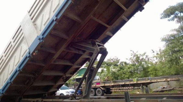 ขายหาง สามมิต 2 เพลา ปี 51  สนใจติดต่อ  081 - 6079515