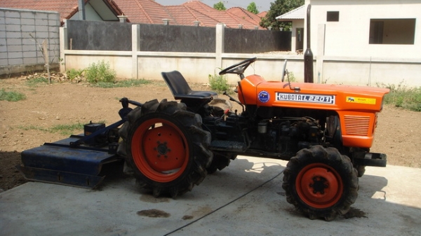ขายรถไถ KUBOTA รุ่น L2201 ขับเคลื่อน 4 ล้อ พร้อม อุปกรณ์เสริม