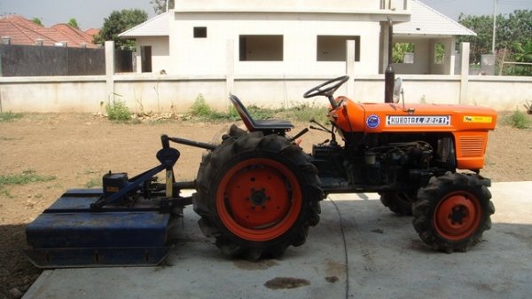 ขายรถไถ KUBOTA รุ่น L2201 ขับเคลื่อน 4 ล้อ พร้อม อุปกรณ์เสริม