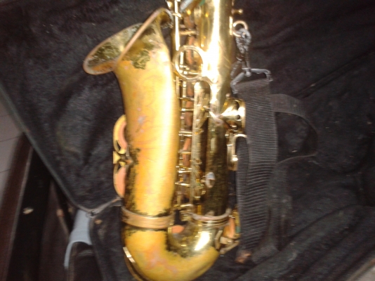 แซ๊กโซโฟน  ชำรุดตามสภาพ 2000