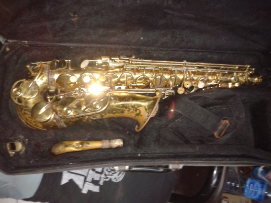 แซ๊กโซโฟน  ชำรุดตามสภาพ 2000