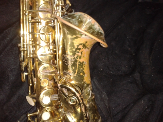 แซ๊กโซโฟน  ชำรุดตามสภาพ 2000