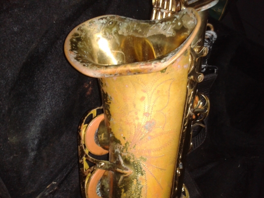 แซ๊กโซโฟน  ชำรุดตามสภาพ 2000