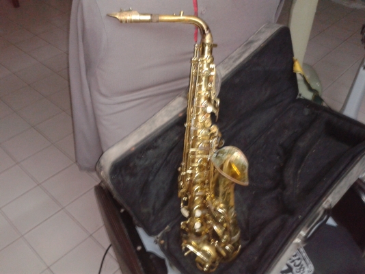 แซ๊กโซโฟน  ชำรุดตามสภาพ 2000