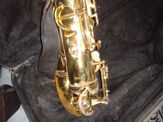 แซ๊กโซโฟน  ชำรุดตามสภาพ 2000