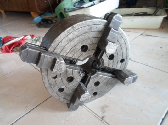 4 จับแท่นกลึง ขนาด  10  นิ้ว  ขาย  2,500  จัดส่งให้ได้