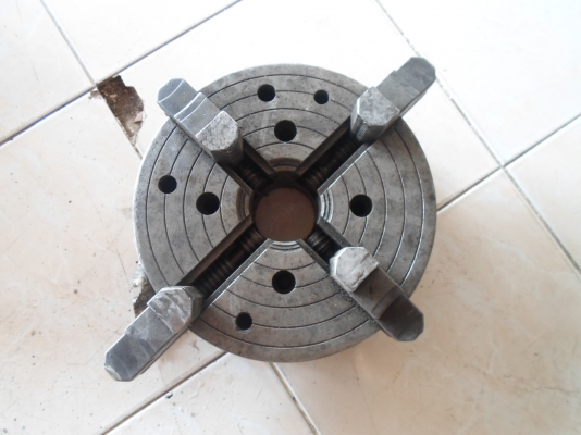 4 จับแท่นกลึง ขนาด  10  นิ้ว  ขาย  2,500  จัดส่งให้ได้
