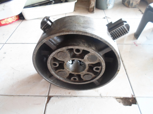 4 จับแท่นกลึง ขนาด  10  นิ้ว  ขาย  2,500  จัดส่งให้ได้