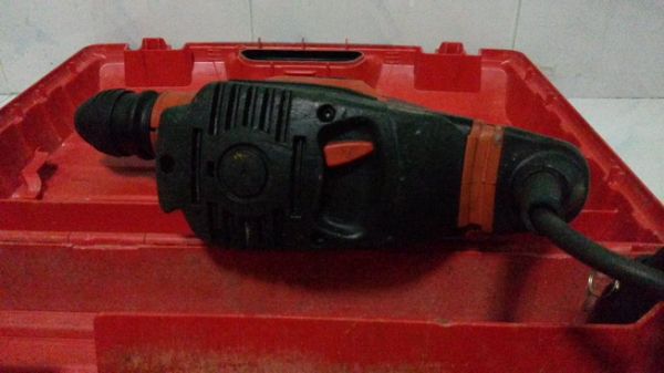 เครื่องสว่านโรตารี่ และสกัด ตัวใหญ่ ยี่ห้อ ฮิลติ สภาพพร้อมใช้งานครับ