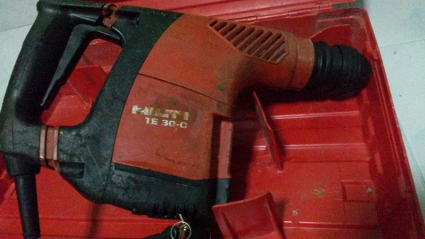 เครื่องสว่านโรตารี่ และสกัด ตัวใหญ่ ยี่ห้อ ฮิลติ สภาพพร้อมใช้งานครับ