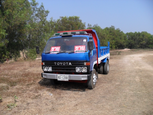 รถบรรทุกดัมพ์ 6 ล้อกลาง