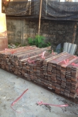 ไม้พื้นมะค่าหน้า 4 นิ้วหนาประมาณ นิ้วรางลิ้นเป็นไม้พื้นมะค่าครับมีลางลิ้นไม้เก่าครับ ความยาว 1-1.5  เมตรครับ  ขายเป็นตารางเมตรครับตารางเมตรละ 900  ครับ  ถูกมากครับ ไม้สวยๆครับราคานี้คุ้มครับ