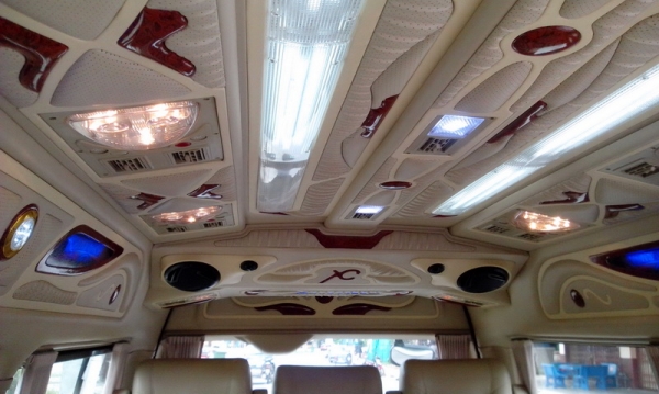 ขายรถตู้ TOYOTA HIACE COMMUTER D4D 2.5 MT ปี 2010 แต่ง VIP สุดๆ