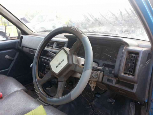 NISSAN BIG M ปี 34 จอเหลี่ยม เครื่องแดงหยาบ หัวบาง ยางดี  เล่มทะเบียนพร้อมโอน