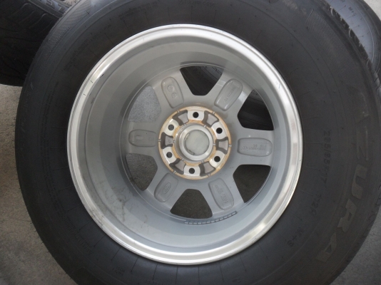 ล้อแม็กฟอด 17นิ้ว 6รู พร้อมยาง 265/65R17ปี11 สวยๆ 4 ล้อ ราคา 7700 บาท