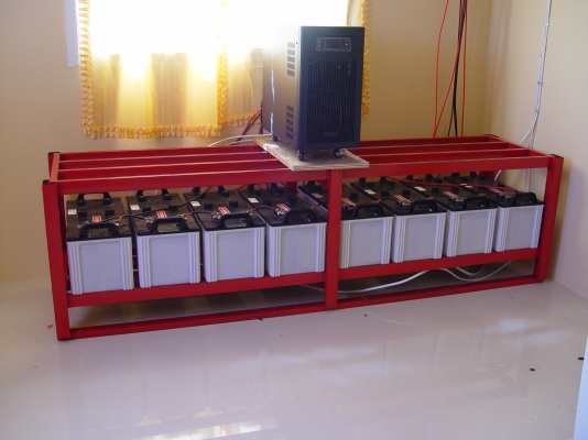 42 แผง x 280 วัตต์ + อินเวอร์เตอร์ UPS + กริดไทน์ 2x6 กิโลวัตต์ +แบตเตอร์รี่ 8x190 Ah