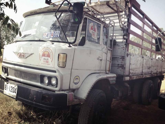 **395,000 บ.ต่อรอง**ขาย10ล้อเพลาเดียวล่อง HINO KT925 เครื่องเดิมเกียร์เดิม EH700 168แรง เครื่องดีไม่เยิ้ม แรงดี  ช่วงล่างเดิม คัสซีสวยเดิมไม่ปะไม่ดาม กระบะพื้นเหล็กคอกเหล็กกล่องสภาพดี ไม่ผุ ยางดี10เส้น หัวบางเดิมไม่ผุ ภายในเก๋งดีคอนโซลครบ พ.พาวเวอร์ เบรคก