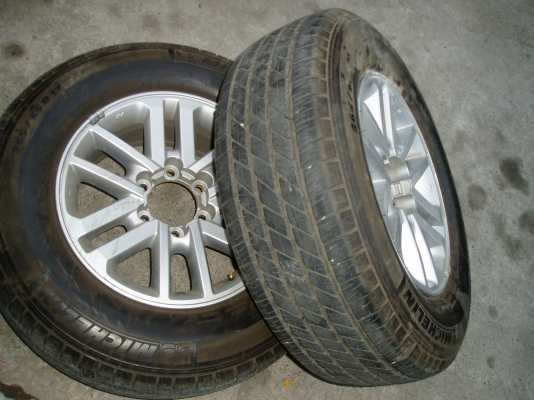 ขายล้อขอบ17พร้อมยาง265 65 17ปี(ดอกเต็มๆ)12มี1วง2000บาท