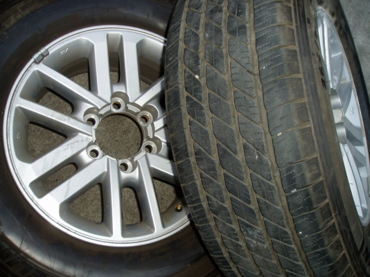 ขายล้อขอบ17พร้อมยาง265 65 17ปี(ดอกเต็มๆ)12มี1วง2000บาท