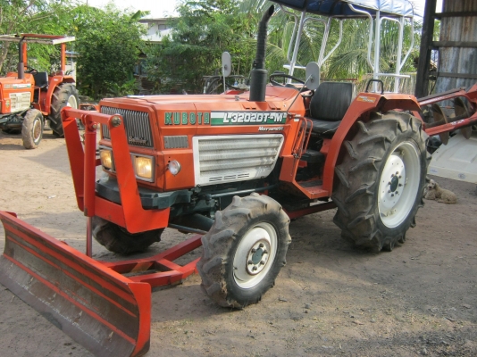 ขายด่วนรถไถนาคูโบต้า L 3202 DT-M 4WD 4X4 เพาเวอร์สวยๆ เดิมๆ พร้อมอุปกร์ใบมีดดันหน้า-ผานหลังสวยๆ