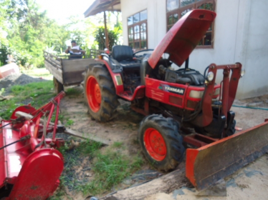 รถไถยันม่าร์ 28 แรงม้า F28 4x4(2เพลา) อุปกรณ์ มี 5 รายการ 1 ผานพรวน 2 ผานสาม 3 โรตารี่ 4 ใบมีดดันดินหน้า 5 กระบะเทเลอร์บรรทุก รถสภาพพร้อมใช้งาน สนใจติดต่อ โทร 081-9972972 089-8451778  กรุณากรอกรายละเอียด...รถไถยันม่าร์ 28 แรงม้า F28 4x4(2เพลา)  อุปกรณ์ มี