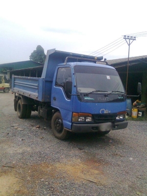 รถอิซูซุ 6 ล้อดั๊ม NKR  130 แรงม้า  ปี 46  สนใจติดต่อ 081 - 6079515