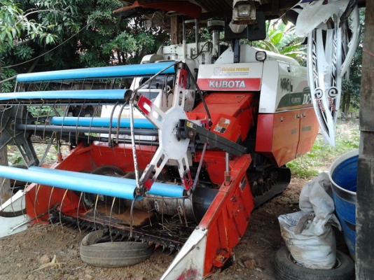 KUBOTA DC-68G 68 แรง รถเกี่ยวข้าวสภาพดีพร้อมใช้งานได้เลย ความจุเมล็ดข้าว 600 กิโลกรัม ทำงานเร็วได้วันละ 23 ไร่ ประหยัดน้ำมัน 2-3 ลิตร/ไร่ เครื่องดีมากใช้งานน้อย ช่วงล่างแน่น เอกสารครบพร้อมครับ KUBOTA DC-68G 68 แรง รถเกี่ยวข้าวสภาพดีพร้อมใช้งานได้เลย ความจุเมล็ดข้าว 600 กิโลกรัม ทำงานเร็วได้วันละ 23 ไร่ ประหยัดน้ำมัน 2-3 ลิตร/ไร่ เครื่องดีมากใช้งานน้อย ช่วงล่างแน่น เอกสารครบพร้อมครับ
