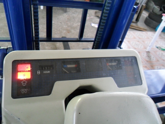 FORKLIFT-KOMATSUรุ่น11ติดแก๊ส2ตันเสา4เมตรสวยรับประกัน3เดือนขายด่วน