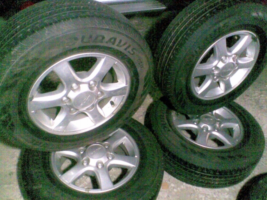 ต้องการขายแม็กพร้อมยางISUZUขอบ15 นิ้ว215/70/15 ปี09