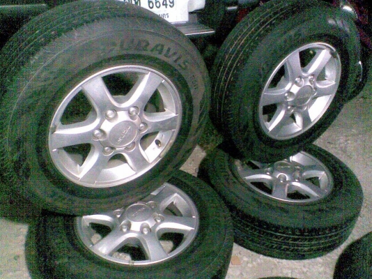 ต้องการขายแม็กพร้อมยางISUZUขอบ15 นิ้ว215/70/15 ปี09