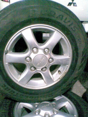 ต้องการขายแม็กพร้อมยางISUZUขอบ15 นิ้ว215/70/15 ปี09