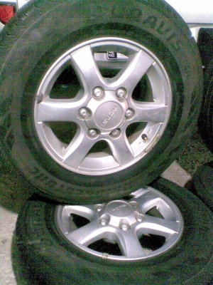 ต้องการขายแม็กพร้อมยางISUZUขอบ15 นิ้ว215/70/15 ปี09