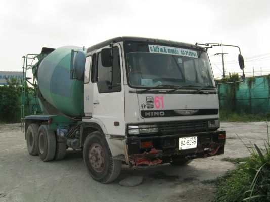 รถโม่ HINO สีเขียว น้ำเงิน บรรทุก (คอนกรีตผสมเหลว) ระบบ น้ำมัน รถโม่ HINO สีเขียว น้ำเงิน บรรทุก (คอนกรีตผสมเหลว) ระบบ น้ำมัน