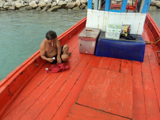 ขายเรือประมง ขนาด 5 วากว่า ท้องเรือหุ้มไฟเบอร์ไม่มีรั่ว ดาดฟ้าไม่รั่ว เครื่องยนต์ HINO EH700 6สูบ 175 แรงม้า มาดูเรือได้ครับอยู่ที่ มาบตาพุต ขายเรือประมง ขนาด 5 วากว่า ท้องเรือหุ้มไฟเบอร์ไม่มีรั่ว ดาดฟ้าไม่รั่ว เครื่องยนต์ HINO EH700 6สูบ 175 แรงม้า มาดูเรือได้ครับอยู่ที่ มาบตาพุต