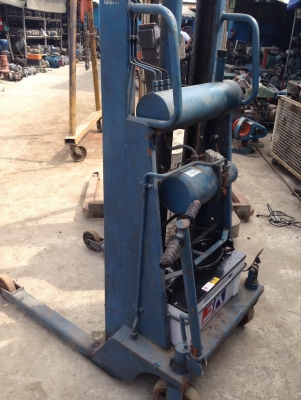 ขายลิฟท์ยกของแบบลาก 600 KG. สูง 4 เมตร พร้อมใช้งาน เปลี่ยน แบตมาใหม่ครับ