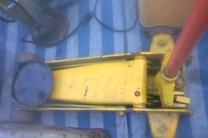 แม่แรงตะเข้ 3 ตันของนอกครับสภาพพร้อมใช้งานครับหนักแน่นครับตัวนี้ไม่เยิ้มสภาพพร้อมใช้ครับล้อครบเดิมๆครับราคานี้คุ้มมากครับ