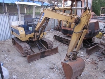 ขายแบคโฮ KOMATSU PC15-2 เครื่องดีเซล 3สูบ ราคา 280,000 บาท