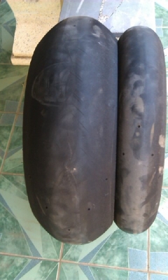 ขายยางหน้าหลังPirelli ยางสลิกsc2 ปี2013 เซ็นเซอร์เต็มๆ สวย ๆ ครับ