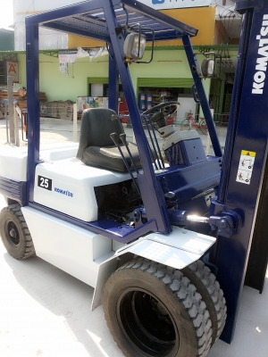 ขายถูกKOMATSU FD25-11 ขนาด2.5 ตัน เสาสูง4เมตร เกียร์ธรรมดาเครื่องดีเซล4D95 งากระดกได้ การใช้งาน800กว่าชั่วโมง ราคาต่อรองได้ติดต่อ0816161541