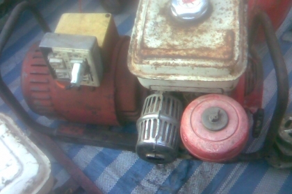 เครื่องปั่นไฟ 2 กิโวตต์เครื่องฮอนด้า 5.2 พร้อมใช้เครื่องดีครับสภาพสมบูรณืมากครับเดิมๆเครื่องฮอนด้า 5.2 สตาสครั้งเดียวติเสียงนิ่ม  ขนาดได 2 โลวัตตครับไฟแรงเดิมของฮอนด้าครับราคานี้คุ้มมากๆครับ