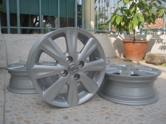 ขายล้อแม็กมือสอง toyota yaris/vios gt 15"x5.5" et45 4 รู 100 สนใจติดต่อเล็กคลองสาม (081-3747940)
