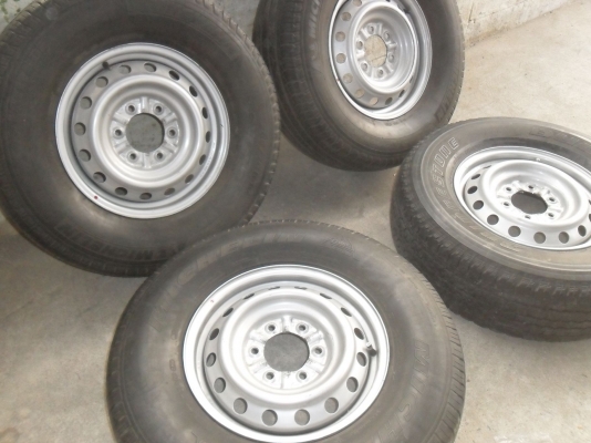 ล้อกะทะ 16นิ้ว 6รู พร้อมยาง 265/70R16ปี09 สวยๆ 4 ล้อ ราคา 4800 บาท