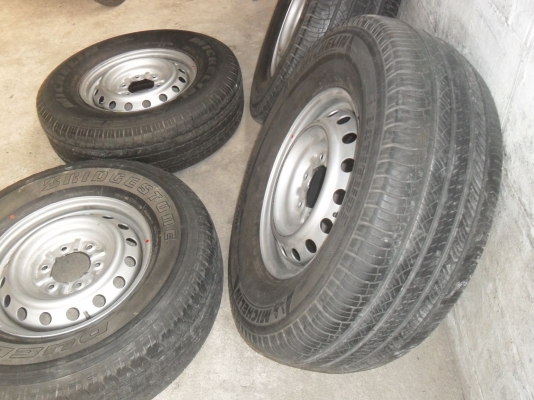 ล้อกะทะ 16นิ้ว 6รู พร้อมยาง 265/70R16ปี09 สวยๆ 4 ล้อ ราคา 4800 บาท